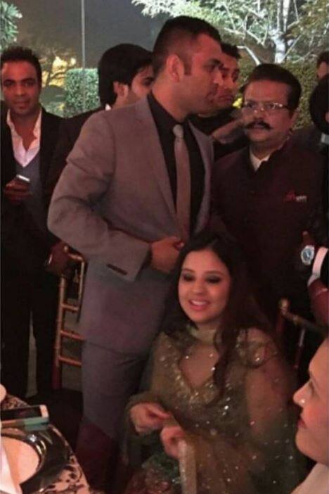 মহেন্দ্র সিংহ ধোনি ও স্ত্রী সাক্ষী ধোনি।