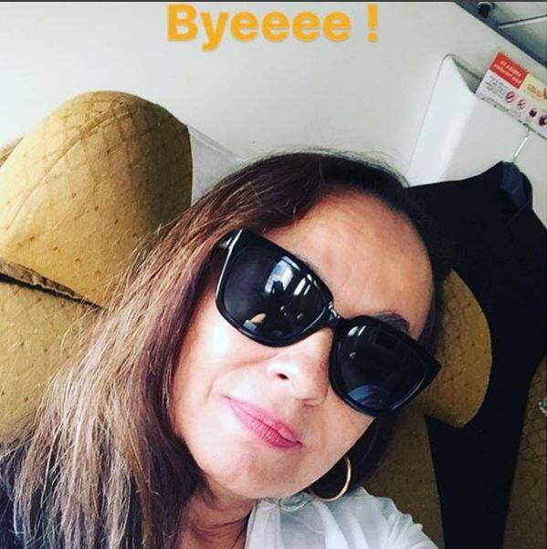 আলিয়া-শাহিনের মা সোনি রাজদান ছবিটির ক্যাপশন দিয়েছেন, সাম ফুল ফ্যামিলি টাইম। 