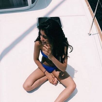 সোশ্যাল মিডিয়ার এখন নতুন সেনসেশন নভ্য নাভেলি নন্দা। অমিতাভ বচ্চনের নাতনি, শ্বেতা নন্দার মেয়ে যথেষ্ট সাহসী, এবং সাহসী পোশাকের ছবি পোস্ট করতে তাঁর কোনও অস্বস্তিও নেই