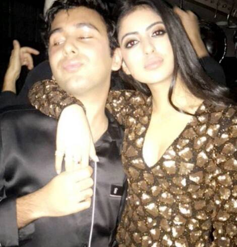 সোশ্যাল মিডিয়ার এখন নতুন সেনসেশন নভ্য নাভেলি নন্দা। অমিতাভ বচ্চনের নাতনি, শ্বেতা নন্দার মেয়ে যথেষ্ট সাহসী, এবং সাহসী পোশাকের ছবি পোস্ট করতে তাঁর কোনও অস্বস্তিও নেই