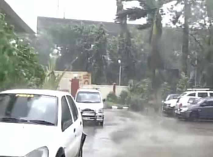 ঝড়ের প্রভাবে চেন্নাইয়ের রাস্তায় তৈরি হয়েছে ব্যাপক যানজট