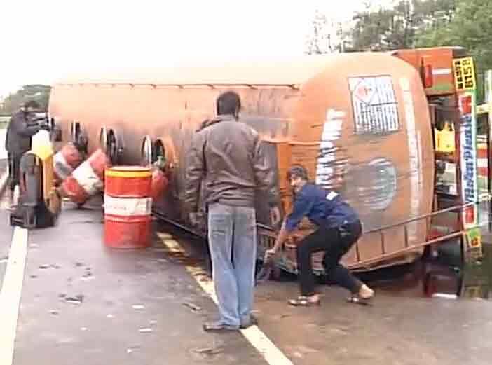 ঝড়ে উল্টে গেছে ট্যাঙ্কার