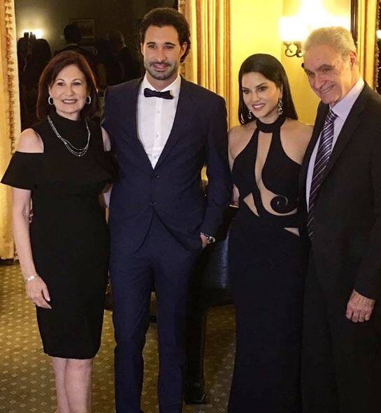 রিসেপশনে পরিবারের সঙ্গে সানি। 