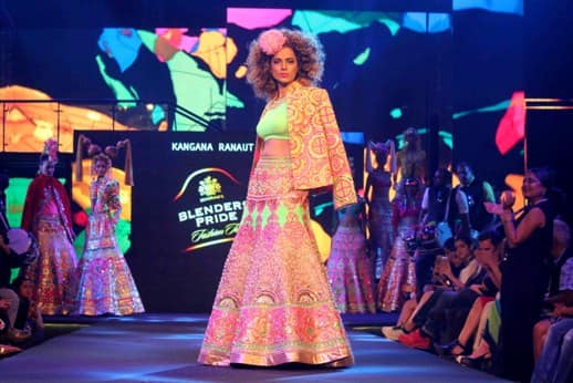  ১৫ কোটি টাকা নেওয়ার খবর সত্যি কিনা, জানতে চাওয়া হলে তাঁর জবাব, কত পারিশ্রমিক নিই, সেটা অন্য কারও মাথা ঘামানোর বিষয় হতে পারে না। ওটা শুধুই আমার ব্যাপার! 