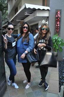 যেকোনও মুহূর্তে সুসংবাদ দিতে পারেন করিনা , কিন্তু বেবোর ফূর্তিতে কোনও ঘাটতি নেই, সম্প্রতি এক রেস্তোরাঁয় দেখা গেল তাঁকে