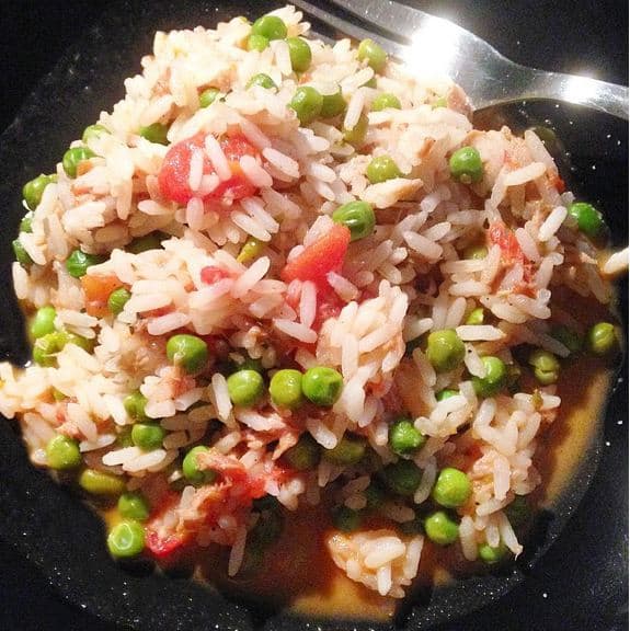 বাঙালির প্রিয় খাদ্য ভাত। অনেকেই দিনের বেলা তো বটেই, এমনকী রাতেও ভাত খান। কিন্তু পুষ্টি বিশেষজ্ঞ সনিয়া নারাং বলছেন, রাতে ভাত বা ফ্রায়েড রাইস জাতীয় খাবার খেলে ওজন ও চর্বি বাড়ে। এর ফলে শরীরে জলের পরিমাণও বাড়ে