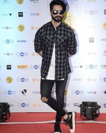 এ বছরের হটেস্ট নিরামিশাষী সেলিব্রিটি হলেন বলিউডের এই ২ নায়ক নায়িকা!