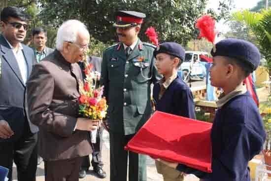 বৃহস্পতিবার পুরুলিয়ার সৈনিক স্কুল পরিদর্শনে যান রাজ্যপাল কেশরীনাথ ত্রিপাঠী। তাঁকে স্বাগত জানান স্কুলের প্রিন্সিপাল কর্নেল রাহুল শর্মা। ছবি সৌজন্য: প্রতিরক্ষামন্ত্রক