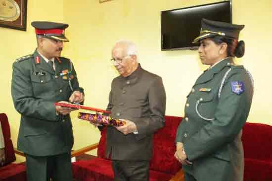 গত ১৭ বছরে তিনিই প্রথম রাজ্যপাল যিনি এই স্কুল পরিদর্শন করলেন। ছবি সৌজন্য: প্রতিরক্ষামন্ত্রক