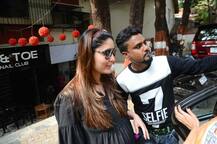 দেখুন! বান্ধবী অমৃতা ও মালাইকার সঙ্গে স্পা-এর পথে করিনা