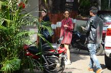 দেখুন! বান্ধবী অমৃতা ও মালাইকার সঙ্গে স্পা-এর পথে করিনা