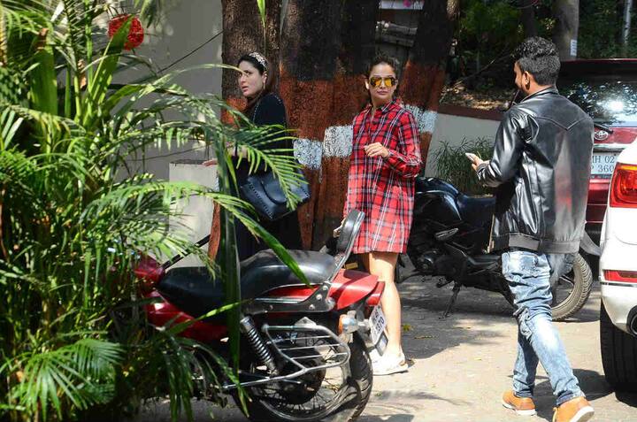 ২০ তারিখ তাঁর সন্তান জন্মের কথা। অথচ বিশ্রাম নেওয়ার নামই করছেন না করিনা কপূর!