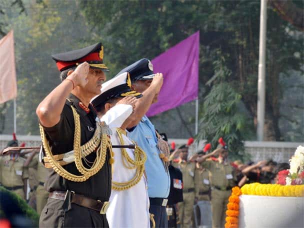 শ্রদ্ধা জানান জিওসি-ইন-সি লেফটেন্যান্ট জেনারেল প্রবীণ বকশি, এফওসি-ইন-সি ভাইস অ্যাডমিরাল হরিশ বিশ্ট এবং এফওসি-ইন-সি এয়ার মার্শাল সি হরি কুমার।