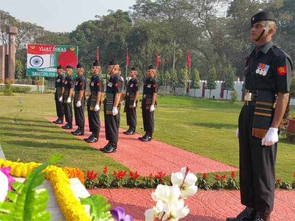 উপস্থিত ছিলেন বহু অতিথি। মুক্তিযুদ্ধে শহিদদের স্মৃতিতে শ্রদ্ধা জানানো হয়। 