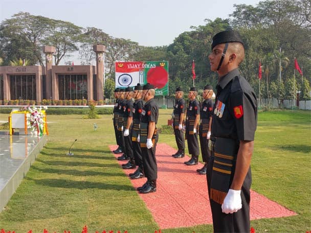 শ্রদ্ধা জানান অবসরপ্রাপ্ত সেনাপ্রধান জেনারেল শঙ্কর রায় চৌধুরী। শ্রদ্ধা জানান বাংলাদেশ থেকে আগত মুক্তিযোদ্ধারা