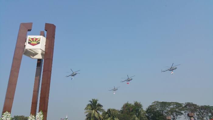 শ্রদ্ধাজ্ঞাপনের সময় আকাশে ফ্লাই-বাই করে বায়ুসেনার চারটি হেলিকপ্টার।