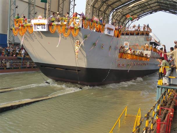 এদিকে, গার্ডেন রিচ শিপ বিল্ডার্সে উদ্বোধন হল নৌসেনার নতুন ল্যান্ডিং ক্র্যাফট ইউটিলিটি ভেহিকল (এলসিইউ) ‘এল-৫৮’ যুদ্ধজাহাজের। প্রধান অতিথি ছিলেন কেন্দ্রীয় দক্ষতা বিকাশ এবং উদ্যোগ মন্ত্রকের স্বাধীন দায়িত্বপ্রাপ্ত প্রতিমন্ত্রী রাজীব প্রতাপ রুডি।
