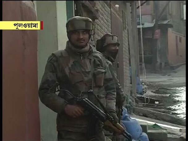 Army Convoy Attacked In Pampore 3 Jawans Killed কাশ্মীরে সেনা কনভয়ে জঙ্গি হামলা, গুলিতে হত ৩ জওয়ান, জখম দুই