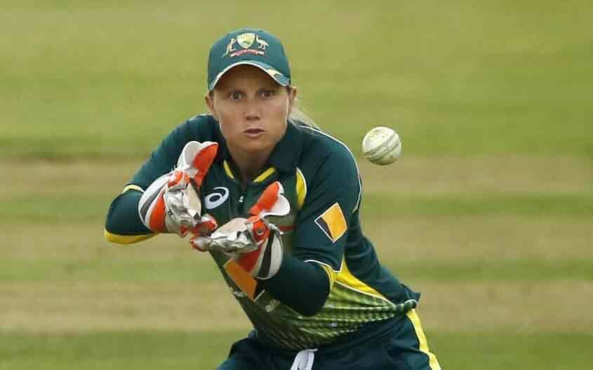 Watch Australia Womens Wicket Keeper Alyssa Healy Throws Tough Challenge To Dhoni দেখুন, ‘ধোনি চ্যালেঞ্জ’ জিতলেন অস্ট্রেলিয়ার মহিলা উইকেটকিপার