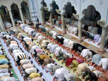 দিনে ক’বার নমাজ পড়েন? পাক অধিকৃত কাশ্মীরে আদালত কর্মীদের বেতন নির্ধারিত হবে তার ভিত্তিতে