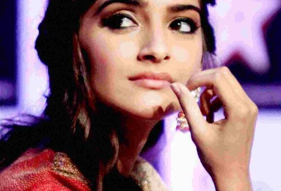 Sonam Kapoor A Man Came From Behind And Held My Breasts ছোটবেলায় শ্লীলতাহানির অভিজ্ঞতা; মুখ খুললেন সোনম কপূর