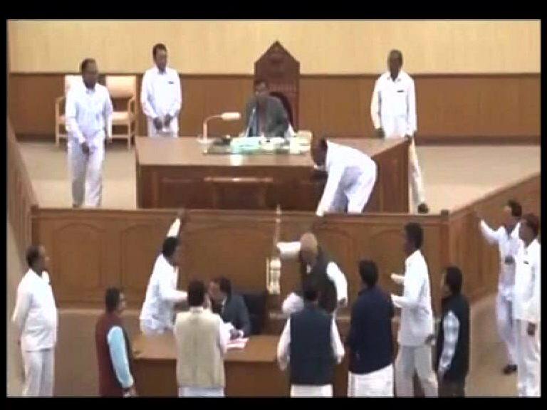 ত্রিপুরা বিধানসভায় ধুন্ধুমার, স্পিকারের ন্যায়দণ্ড ছিনিয়ে দৌড় তৃণমূল বিধায়কের Tripura Lawmaker Runs Away With Speakers Mace Chased By Marshal ত্রিপুরা বিধানসভায় ধুন্ধুমার, স্পিকারের ন্যায়দণ্ড ছিনিয়ে দৌড় তৃণমূল বিধায়কের