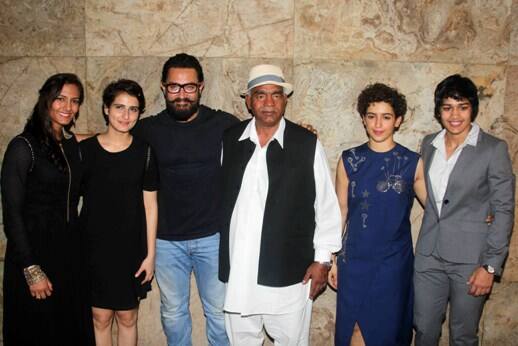 ‘দঙ্গল’-এর পরিচালক নীতেশ তিওয়ারি এবং প্রযোজক আমির ও তাঁর স্ত্রী কিরণ। সহ-প্রযোজক সিদ্ধার্থ রায় কপূর। শুক্রবার মুক্তি পেতে চলেছে ছবিটি। ছবি সৌজন্যে সোলারিস