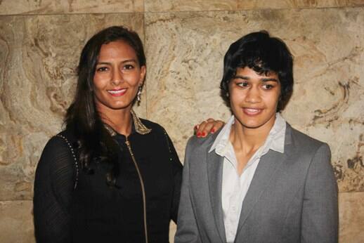 নিজেদের জীবন অবলম্বনে তৈরি হওয়া ছবির প্রদর্শনে গীতা ও ববিতা। ছবি সৌজন্যে সোলারিস