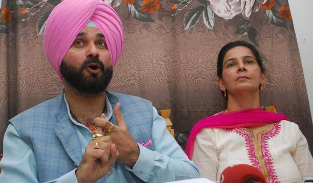 সিধুর স্ত্রী ইতিমধ্যেই কংগ্রেসে যোগ দিয়েছেন। এবার সিধুও খুব শীঘ্রই কংগ্রেসে যোগ দিতে পারেন। 