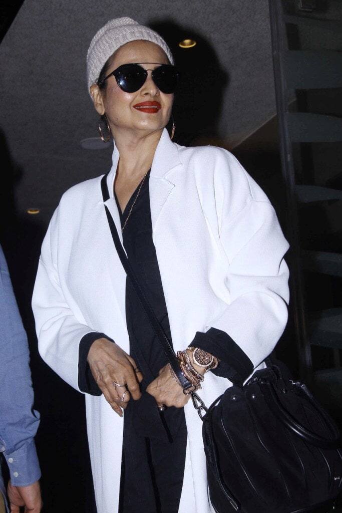 বয়স যতই হোক, একটুও ভাটা পড়েনি রেখার ক্লাসিক সৌন্দর্যে। ‘দঙ্গল’-এর স্ক্রিনিংয়েও সবটুকু আলো কেড়ে নিলেন তিনি। 