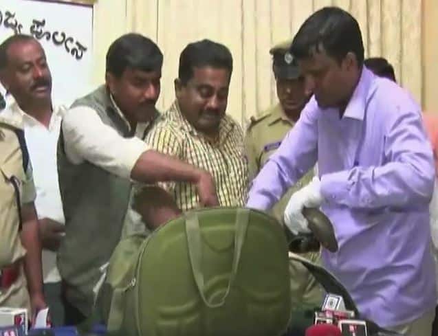 সাপ সহ এই দলের চার জনকে গ্রেফতার করেছে পুলিশ। আরও তিন জন এই দলে আছে। তারা পলাতক