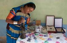 দেখুন, পাকিস্তানে দেনা উসুল করতে ছিনিয়ে নেওয়া হল তরুণীকে