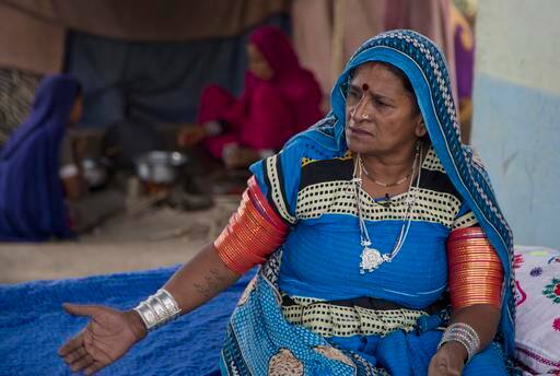 দক্ষিণ পাকিস্তানে এটা খুবই পরিচিত ঘটনা। একবার ঋণ নিলে তার ফাঁস থেকে আর বেরোনো যায় না। আর এখানে আমেরি ও তাঁর মেয়েরা সম্পত্তি ছাড়া আর কিছুই নয়। ঋণ শোধ, বিবাদ নিষ্পত্তি বা কোনও জমিদার যদি তার শ্রমিকের ওপর শোধ নিতে চায় তাহলে প্রথম কোপটাই নেমে আসে জীভতিদের ওপরই। অনেক সময় ঋণভারে জর্জরিত বাবা-মাই মহাজনের হাতে তুলে দিয়ে আসতে বাধ্য হন মেয়েকে