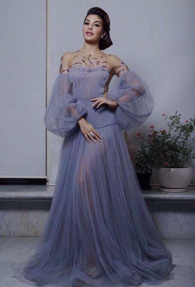 দু’নম্বরে জ্যাকলিন ফার্নান্ডেজ। এ বছর তাঁর ছবি ‘হাউসফুল থ্রি’, ‘ঢিশুম’ ও ‘দ্য ফ্লাইং জাঠ’ ২১৭.৭৫ কোটি টাকা উপার্জন করেছে।