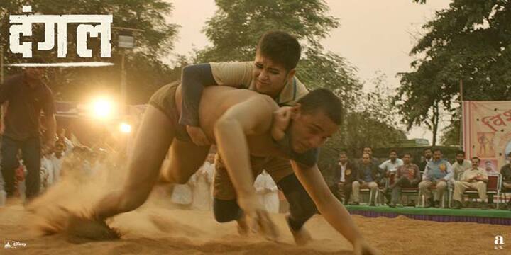 দঙ্গলে কুস্তির বেশ কয়েকটি দৃশ্য আছে। মহাবীরের সঙ্গে তাঁর কন্যা কুস্তিগীর গীতার লড়াইয়ের দৃশ্যও আছে। মহাবীরের মতোই তাঁর দুই কন্যা গীতা ও ববিতাও বিখ্যাত কুস্তিগীর। তাঁদের জীবন তুলে ধরা হয়েছে এই ছবিতে