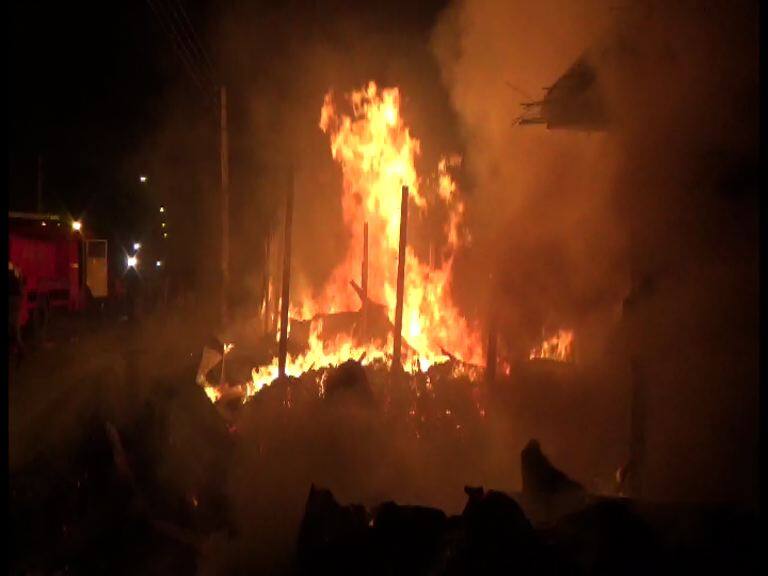 ক্যানিং বাজারে বিধ্বংসী আগুন, ভস্মীভূত ২০টি দোকান Devastating Fire At Canning Market ক্যানিং বাজারে বিধ্বংসী আগুন, ভস্মীভূত ২০টি দোকান