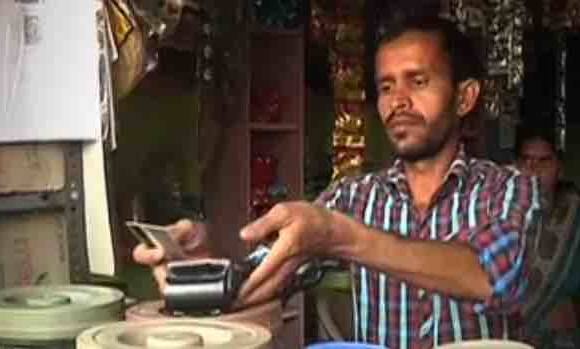 তেলঙ্গানার ইব্রাহিমপুর। দক্ষিণ ভারতের ছোট্ট এই গ্রামটিকে প্রথম 'ক্যাশলেস গ্রাম'-এর তকমা দিয়েছে রাজ্য সরকার। 