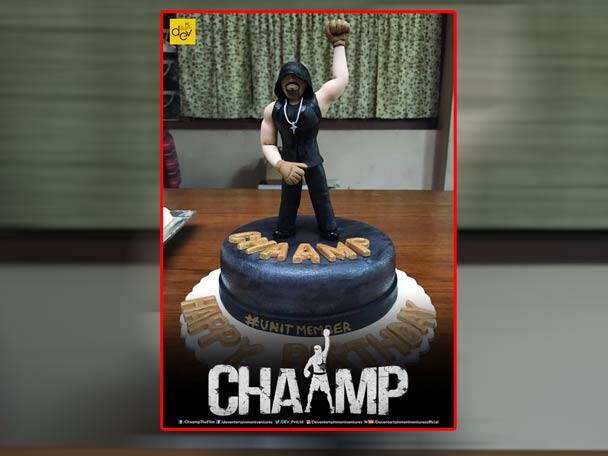 তার আগে চ্যাম্প-এর শ্যুটিং চলাকালীনও কেক কেটে জন্মদিন পালন করেন দেব। 