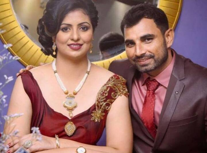বেশ কয়েকজন শামির স্ত্রীর পোশাক নিয়ে আপত্তিকর মন্তব্য করেন। তবে অনেকেই শামিকে সমর্থন করে কটূক্তির পাল্টা জবাব দেন