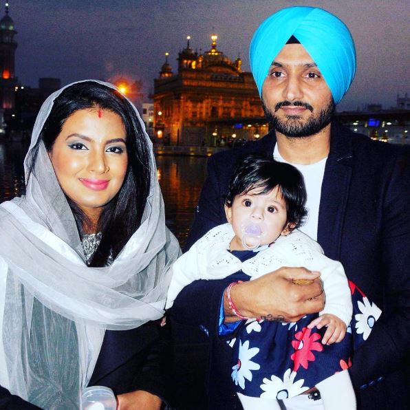 দেখুন, মেয়ের প্রথম ছবি শেয়ার করলেন হরভজন ও গীতা