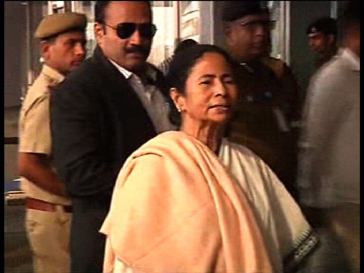 Mamata Arrives In Delhi To Attend Joint Oppn Meeting নোট ইস্যু: বৈঠকের আগে বিরোধী শিবিরে ‘ভাঙনের’ মাঝেই দিল্লি পৌঁছলেন মমতা