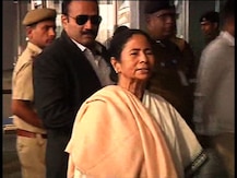 নোট ইস্যু: বৈঠকের আগে বিরোধী শিবিরে ‘ভাঙনের’ মাঝেই দিল্লি পৌঁছলেন মমতা