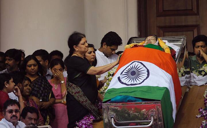 শেষ নিঃশ্বাস ত্যাগ করলেন জে জয়ললিতা: ২০১৬, ডিসেম্বর ৫ তারিখ এআইএডিএমকে নেত্রী এবং তামিলনাড়ুর তত্কালীন মুখ্যমন্ত্রী শেষ নিঃশ্বাস ত্যাগ করেন। তামিলনাড়ুতে সরকার তৈরির আট মাসের মধ্যেই মৃত্যু হয় জয়ললিতার 