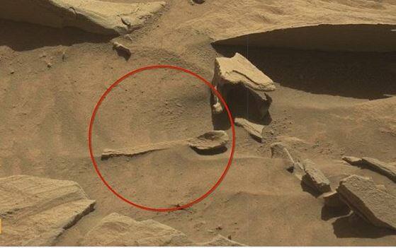 মঙ্গলে বড়সড় চামচের আকারের এই জিনিসটি কী! Nasa Rover Discovers A Large Spoon On The Surface Of Mars মঙ্গলে বড়সড় চামচের আকারের এই জিনিসটি কী!