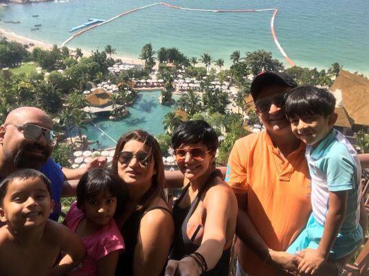 মন্দিরা বলেছেন, পরিবারের সঙ্গে দারুণ ছুটি কাটছে। কত কিছু করার এখানে। বীর, আমি এখানে কুং ফু পান্ডা অ্যাকাডেমিতে কুং ফু করলাম। বীর দারুণ মজা পাচ্ছে, এতেই ভাল লাগছে আমার।