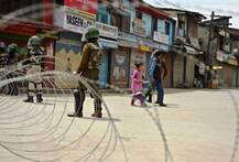 জঙ্গিদের গুলিতে মৃত পুলিশ কর্মীর শেষযাত্রায় মানুষের ঢল, ‘এটা জিহাদ নয়’, বলছেন কাশ্মীরের গ্রামবাসীরা