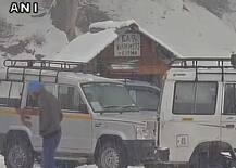 বাংলায় পারদ যখন উর্ধ্বমুখী, তখন বরফে ঢাকা ভূস্বর্গ, দেখুন ছবিতে