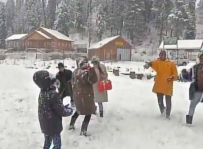পরশু সেই তাপমাত্রা মাইনাস ১০ ডিগ্রিতে নেমে গিয়েছিল। 