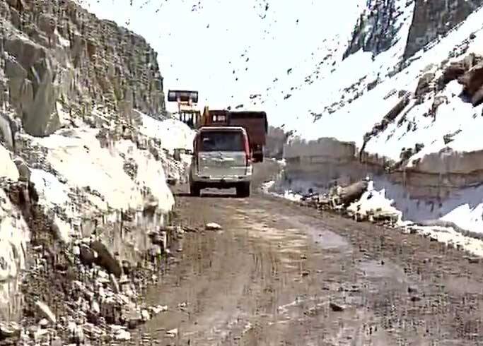 গুলমার্গে প্রায় ৪০ সেন্টি মিটার পর্যন্ত বরফ দেখা গেছে।