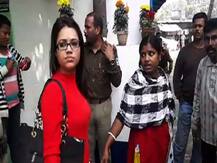 মত্ত অবস্থায় গাড়ি চালাতে বাধা দেওয়ায় পুলিশকে মারধর মহিলা ও চালকের